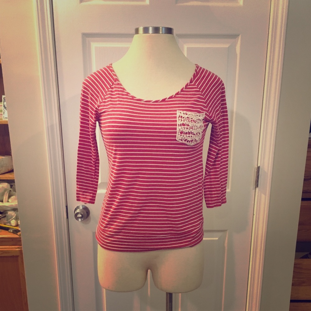 Three-quarter length sleeve.